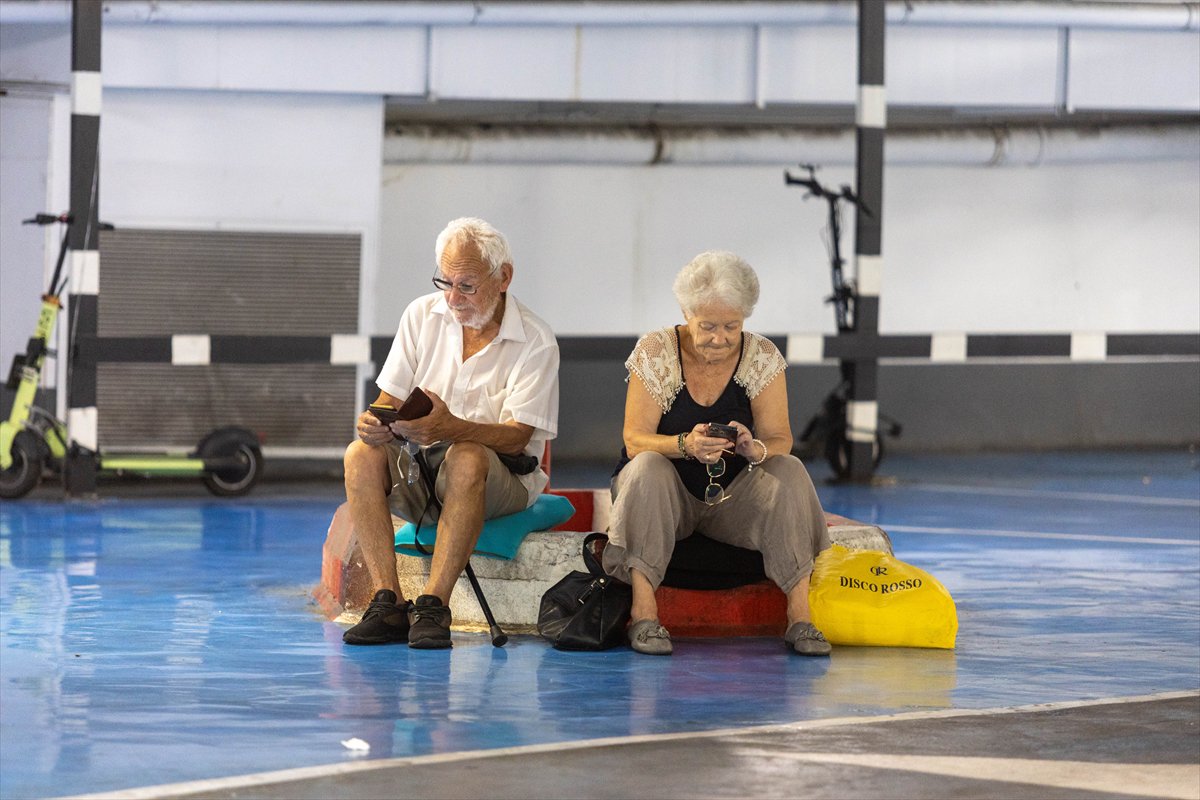 İsrailliler gecelerini sığınaklarda geçirdi: Ateşkesin ardından evlerine dönmeleri bekleniyor