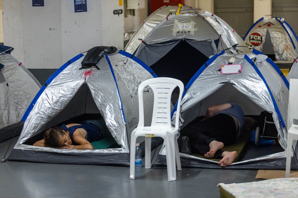 İsrailliler gecelerini sığınaklarda geçirdi: Ateşkesin ardından evlerine dönmeleri bekleniyor