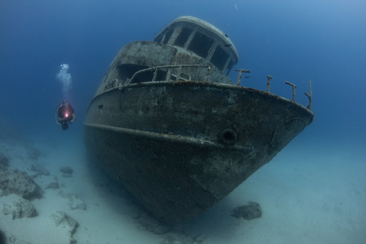 Antalya'nın su altı hazineleri karadan daha renkli bir dünya sunuyor