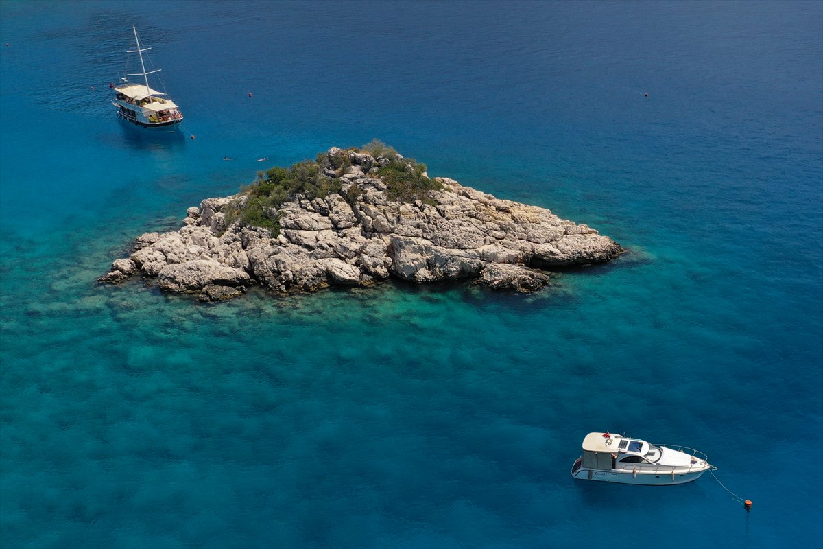 Antalya'nın su altı hazineleri karadan daha renkli bir dünya sunuyor