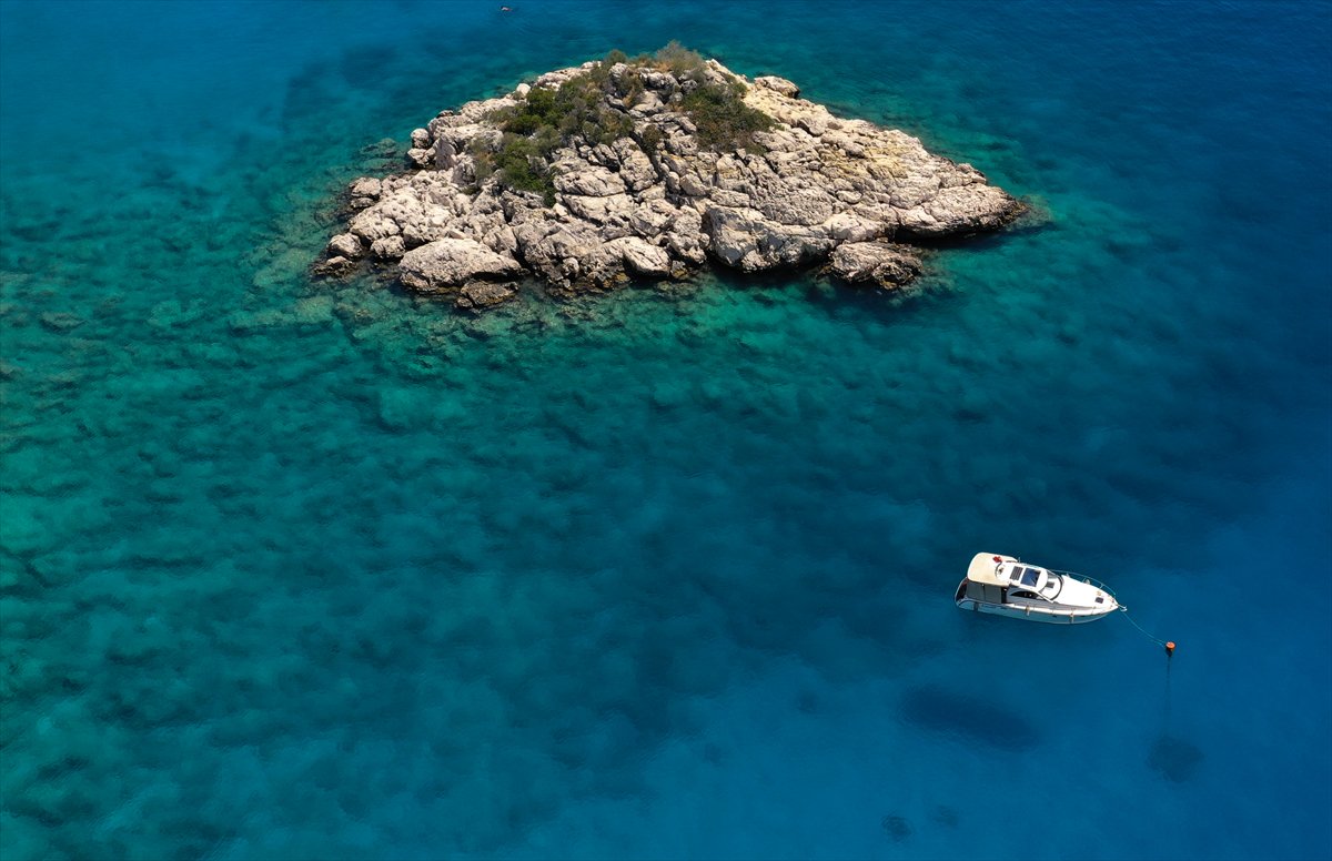 Antalya'nın su altı hazineleri karadan daha renkli bir dünya sunuyor