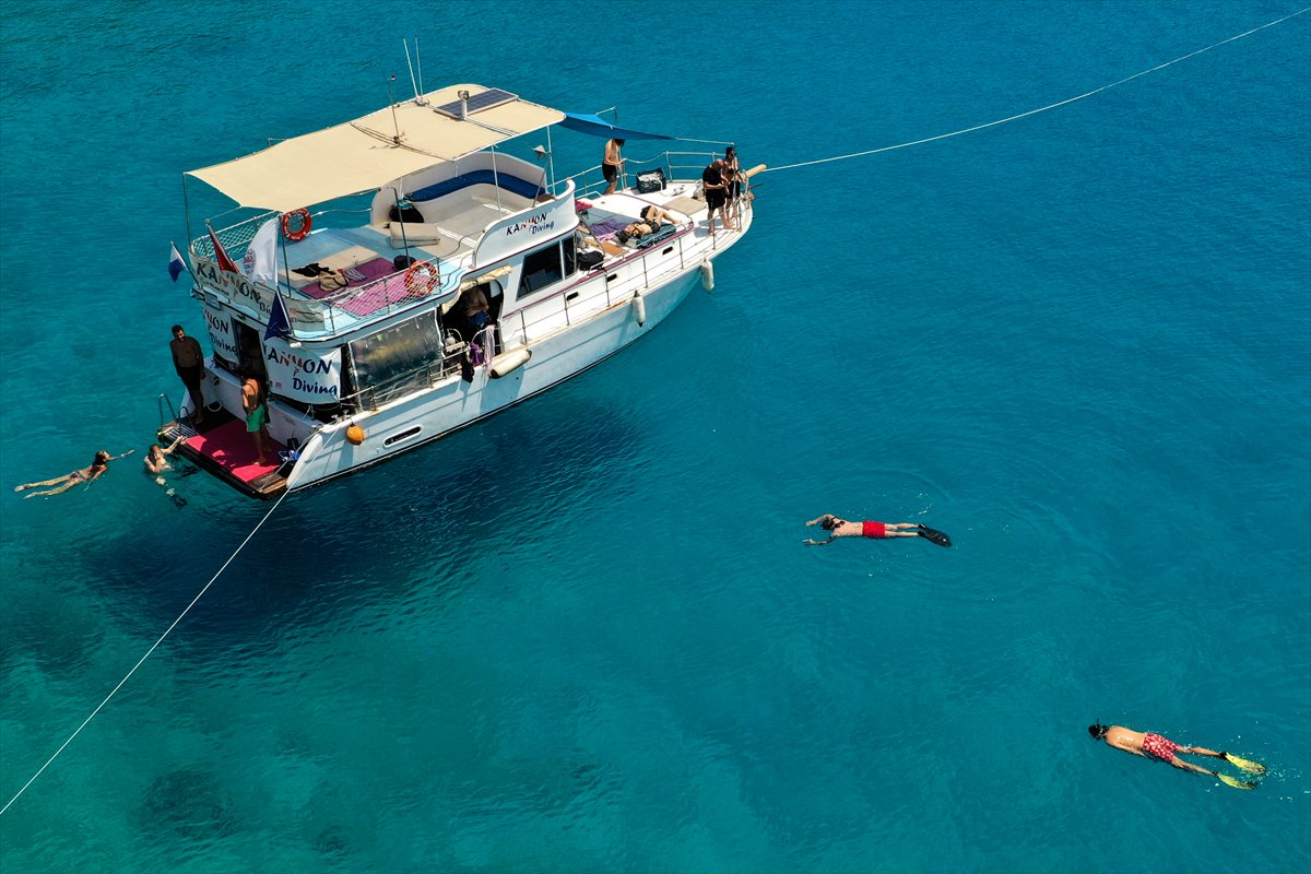 Antalya'nın su altı hazineleri karadan daha renkli bir dünya sunuyor