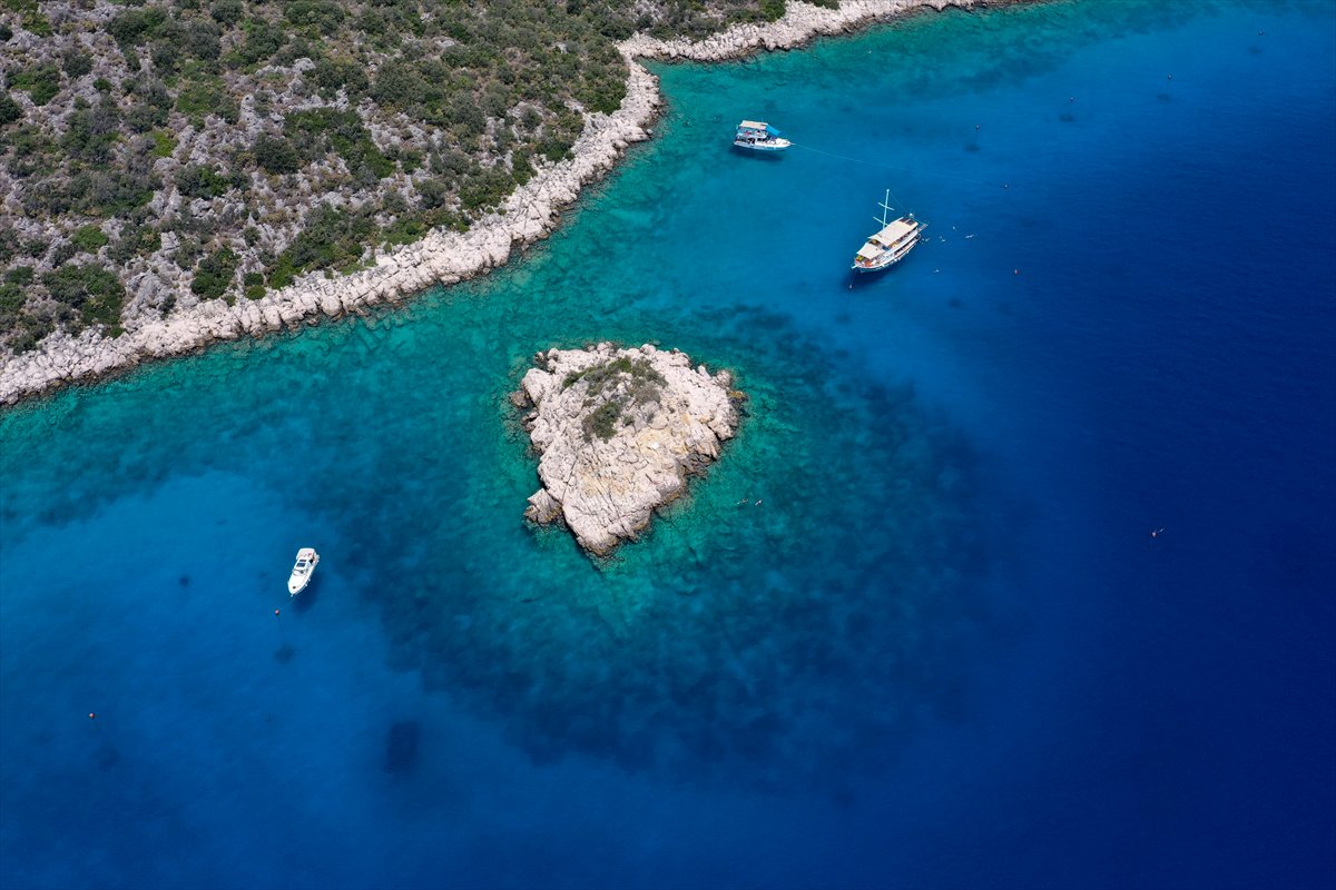 Antalya'nın su altı hazineleri karadan daha renkli bir dünya sunuyor