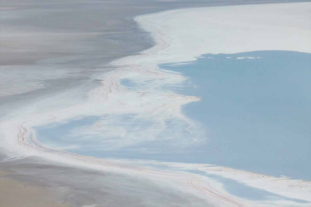 Tuz Gölü’ndeki su çekildi, flamingolar azaldı