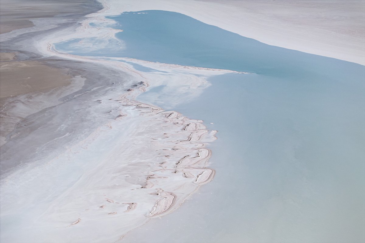 Tuz Gölü’ndeki su çekildi, flamingolar azaldı