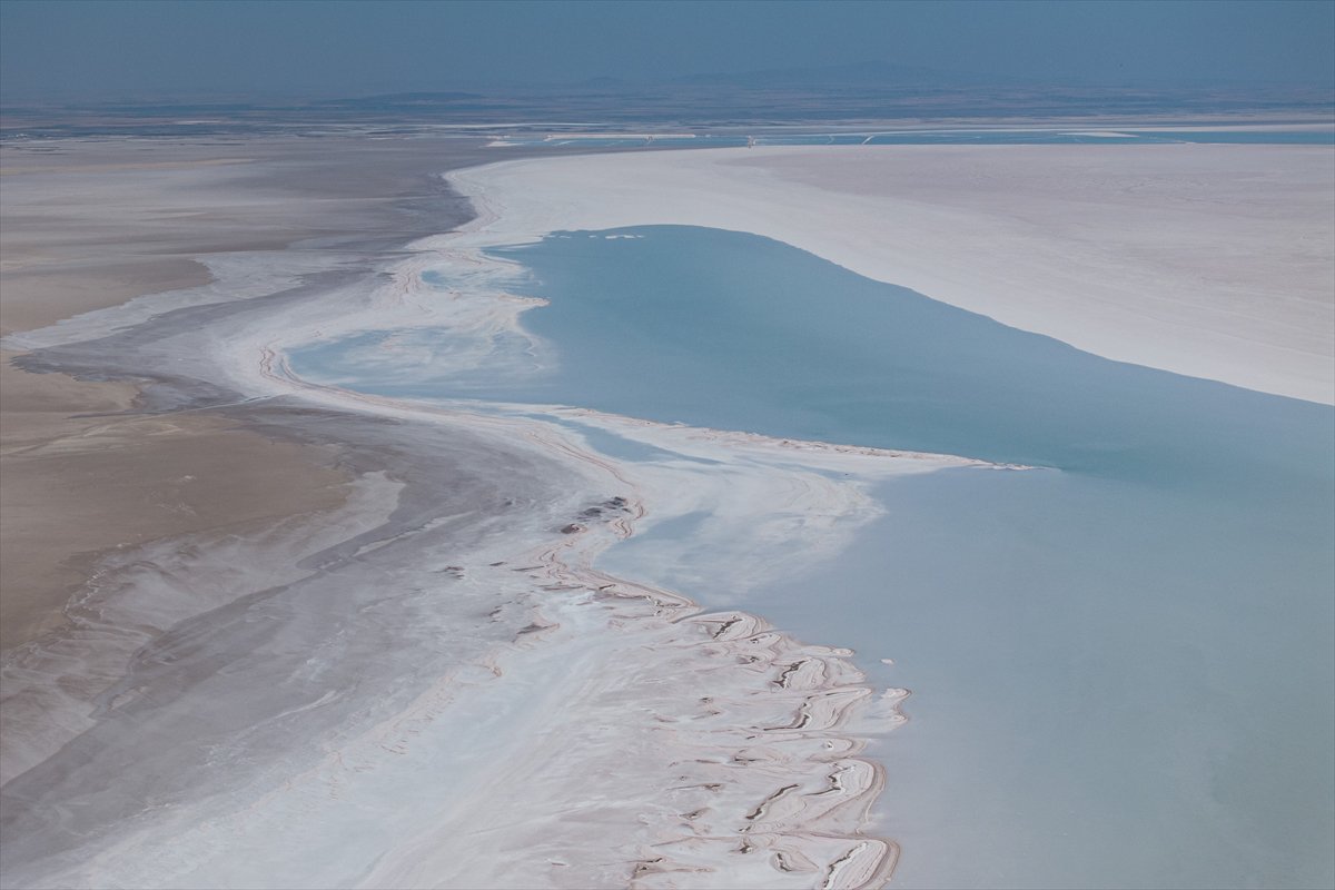 Tuz Gölü’ndeki su çekildi, flamingolar azaldı