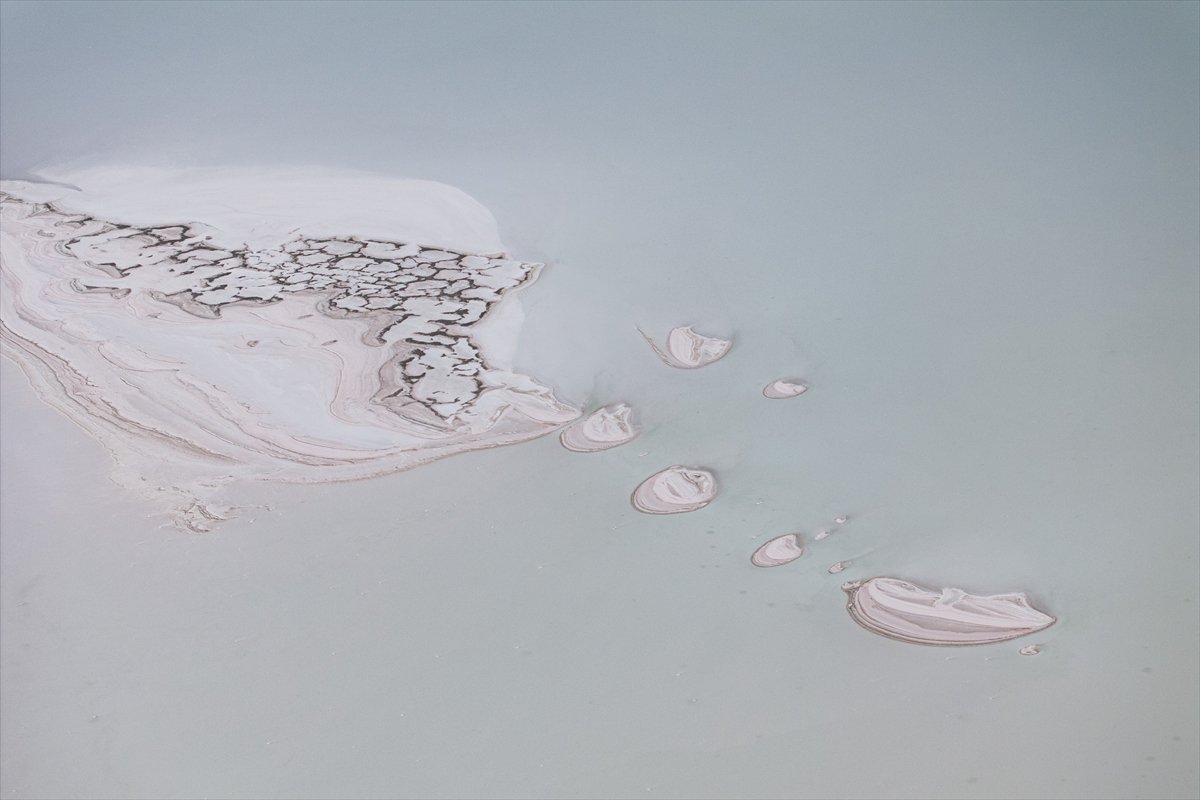 Tuz Gölü’ndeki su çekildi, flamingolar azaldı