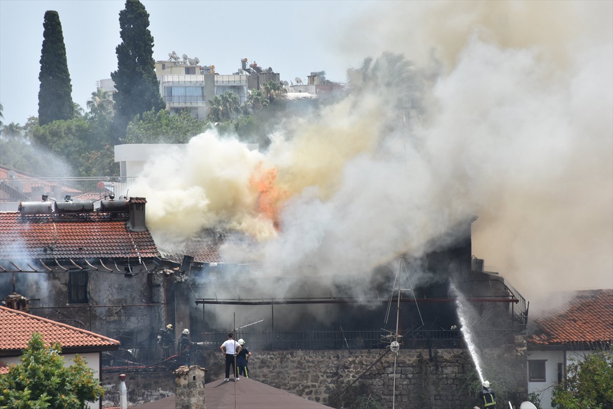 Türkiye’nin birçok noktasında orman yangınlarıyla mücadele devam ediyor