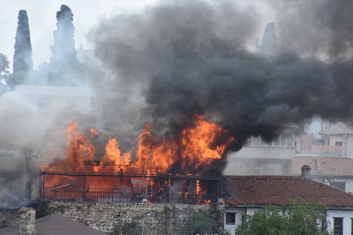 Türkiye’nin birçok noktasında orman yangınlarıyla mücadele devam ediyor