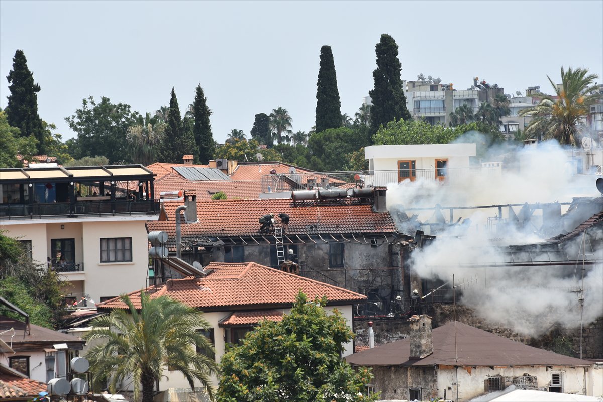 Türkiye’nin birçok noktasında orman yangınlarıyla mücadele devam ediyor