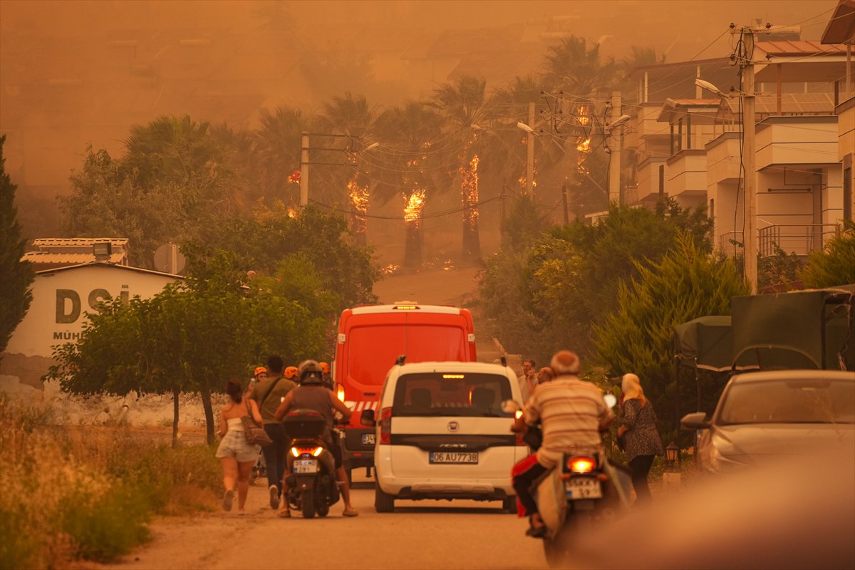 Türkiye’nin birçok noktasında orman yangınlarıyla mücadele devam ediyor