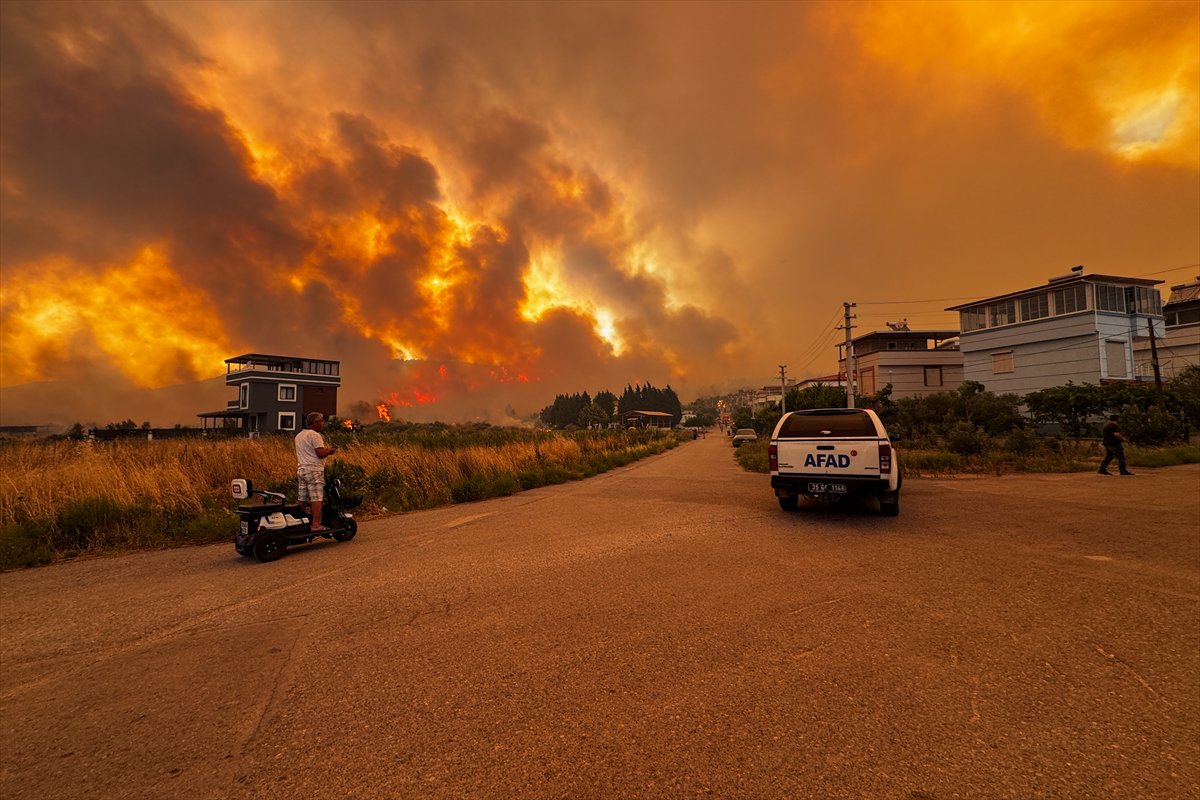 Türkiye’nin birçok noktasında orman yangınlarıyla mücadele devam ediyor