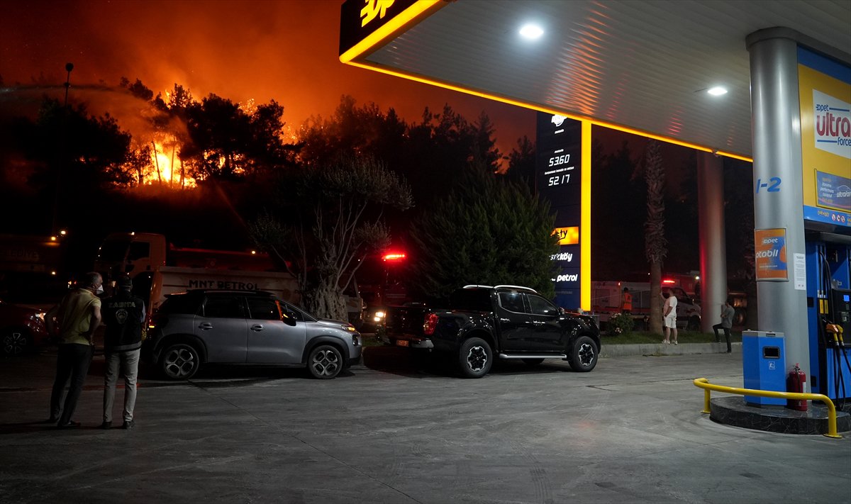 İzmir'in Buca ilçesindeki orman yangınına müdahale ediliyor