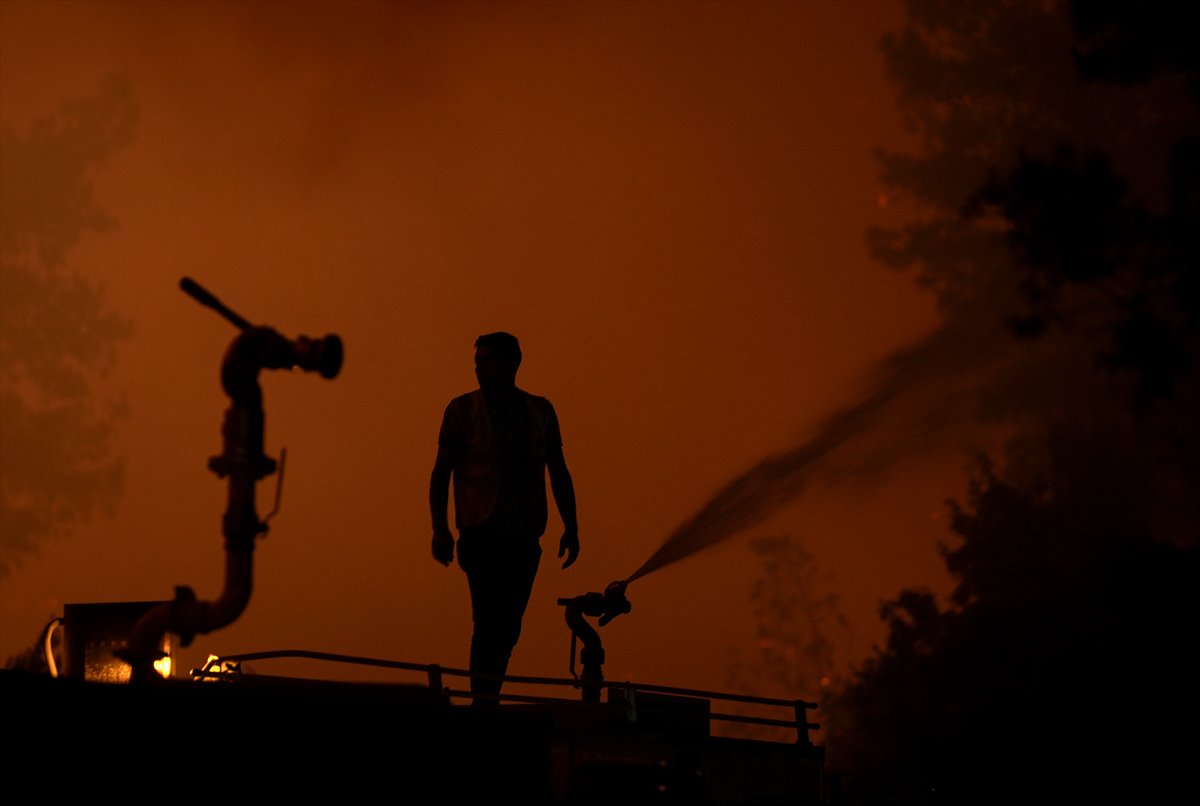 İzmir'in Buca ilçesindeki orman yangınına müdahale ediliyor