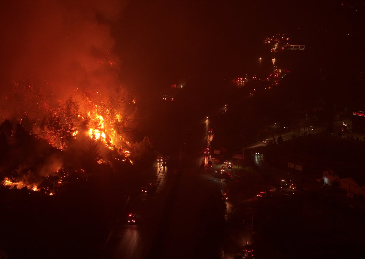 İzmir'in Buca ilçesindeki orman yangınına müdahale ediliyor