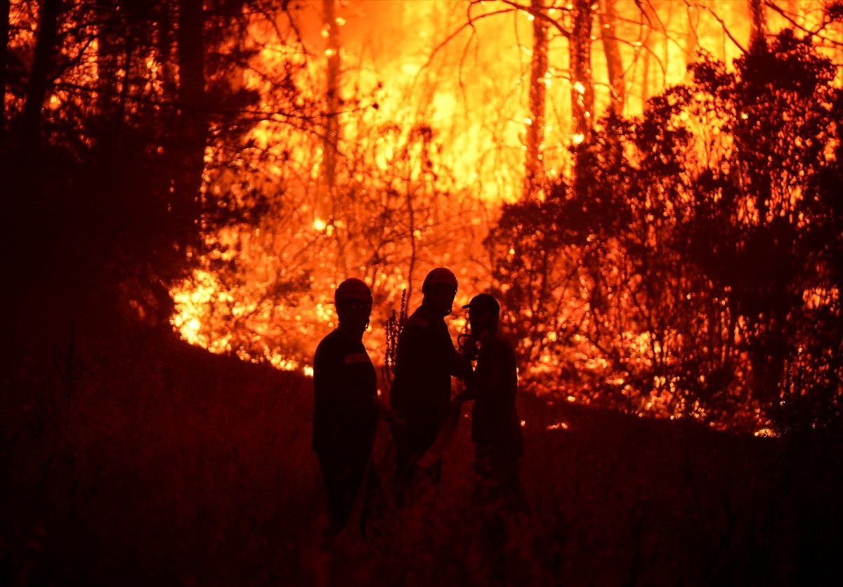 İzmir'in Buca ilçesindeki orman yangınına müdahale ediliyor