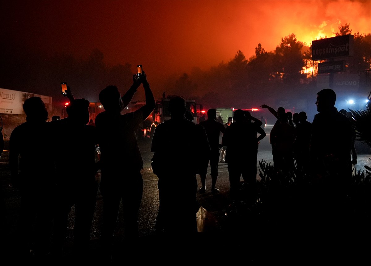 İzmir'in Buca ilçesindeki orman yangınına müdahale ediliyor