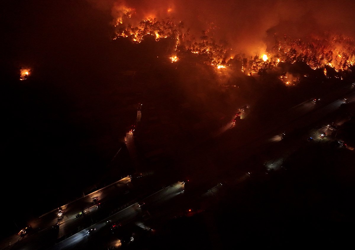 İzmir'in Buca ilçesindeki orman yangınına müdahale ediliyor