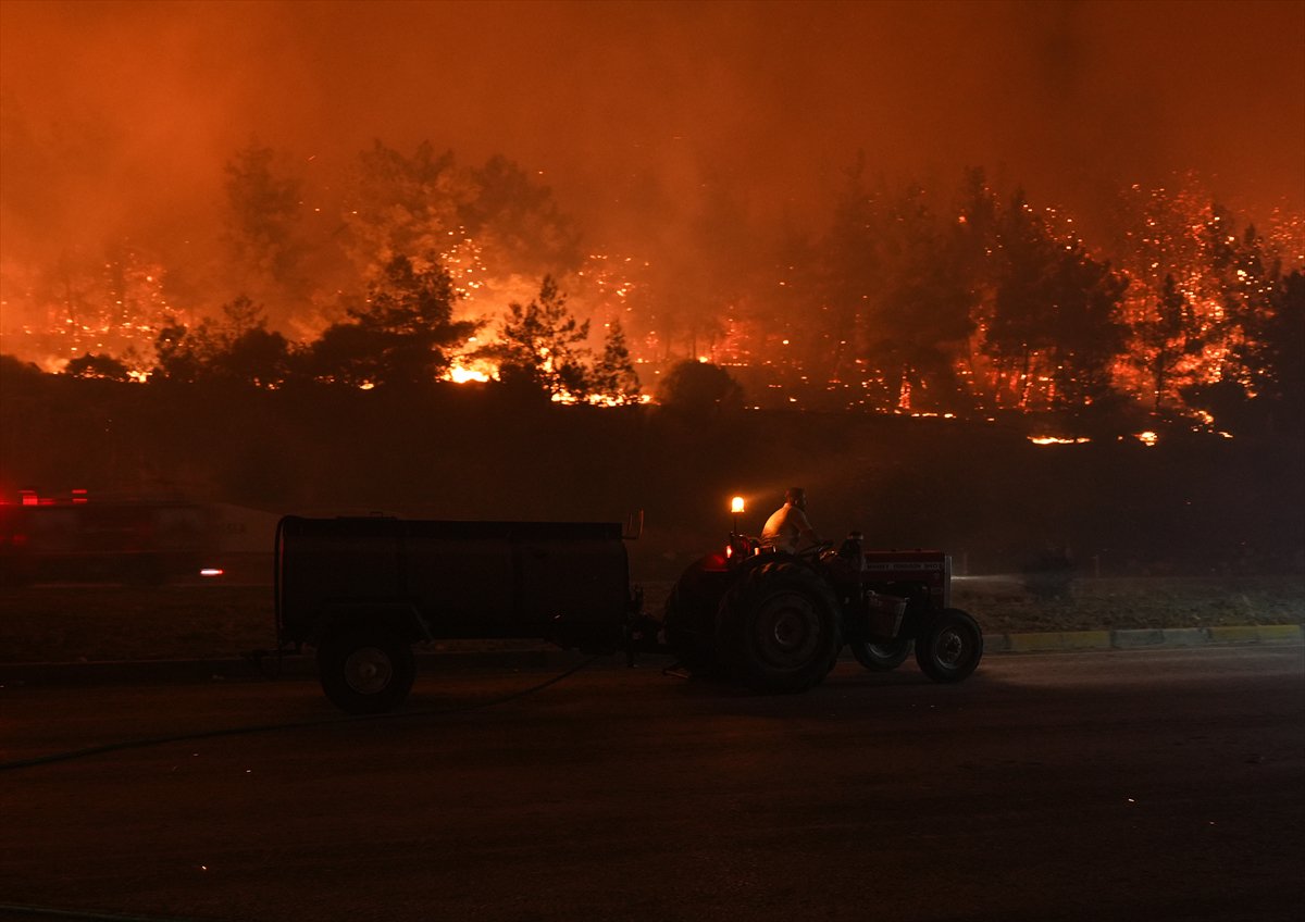 İzmir'in Buca ilçesindeki orman yangınına müdahale ediliyor