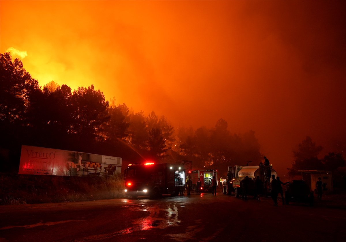 İzmir'in Buca ilçesindeki orman yangınına müdahale ediliyor