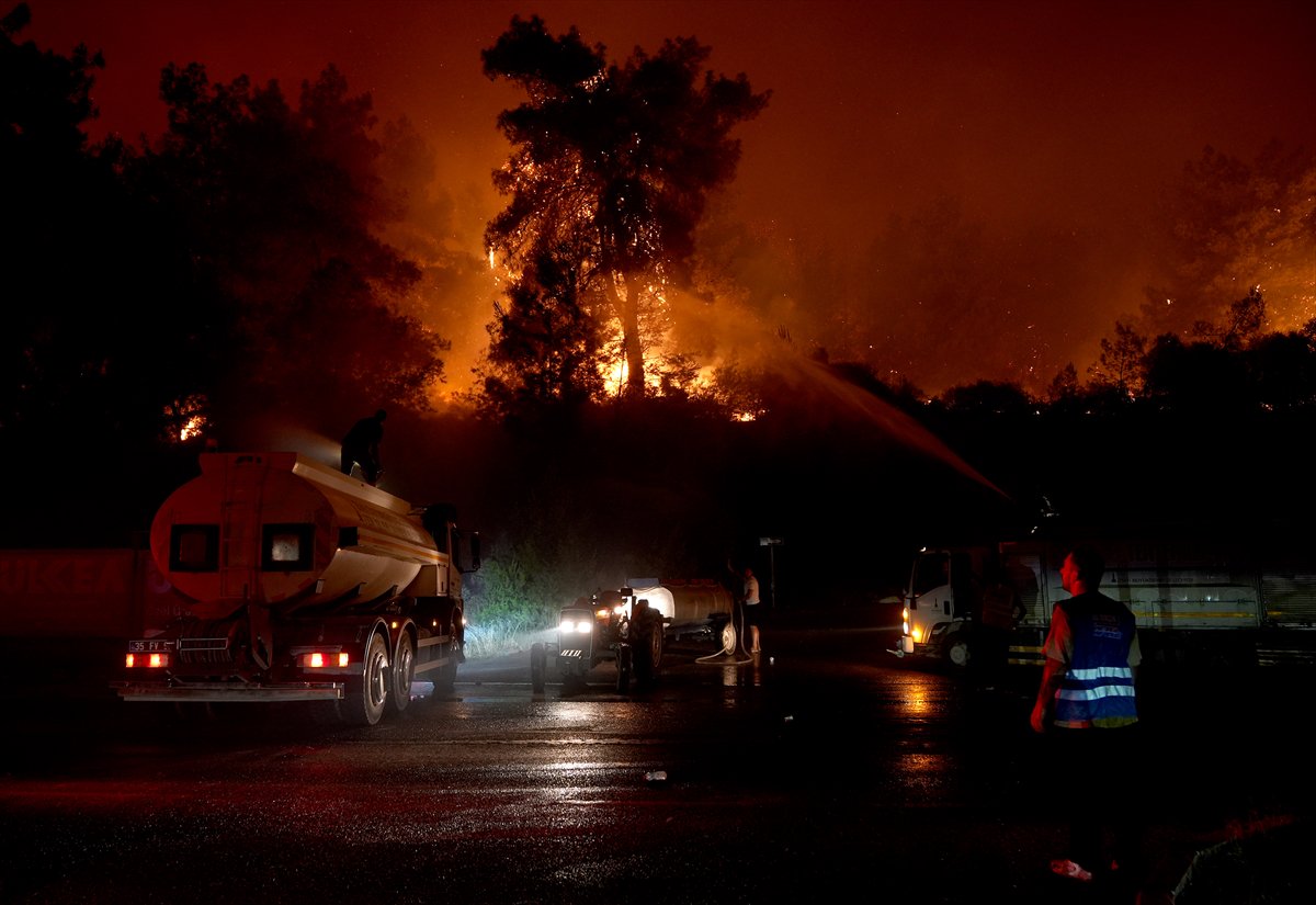 İzmir'in Buca ilçesindeki orman yangınına müdahale ediliyor