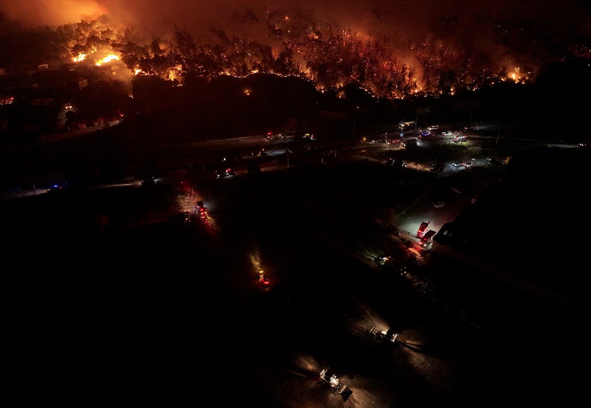 İzmir'in Buca ilçesindeki orman yangınına müdahale ediliyor