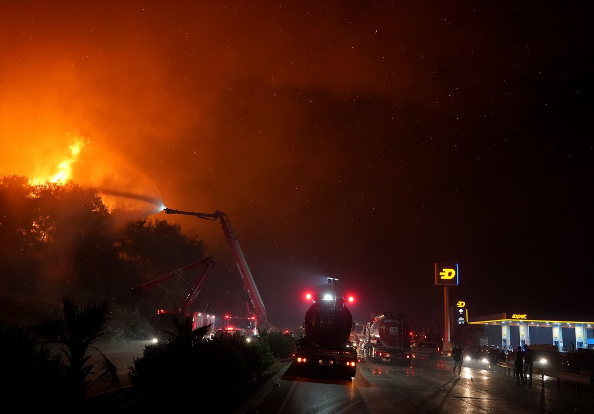 İzmir'in Buca ilçesindeki orman yangınına müdahale ediliyor