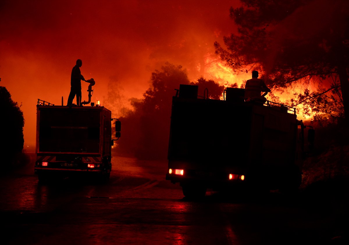 İzmir'in Buca ilçesindeki orman yangınına müdahale ediliyor