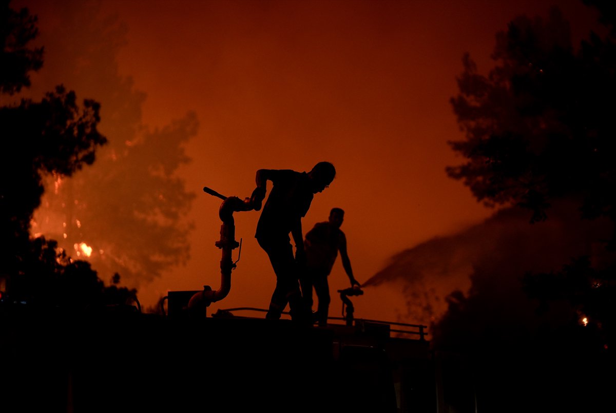 İzmir'in Buca ilçesindeki orman yangınına müdahale ediliyor