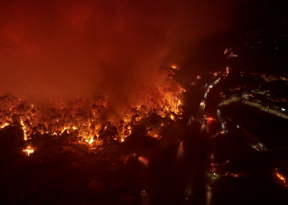 İzmir'in Buca ilçesindeki orman yangınına müdahale ediliyor