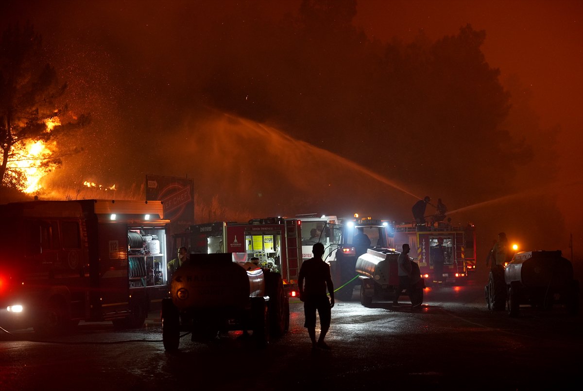 İzmir'in Buca ilçesindeki orman yangınına müdahale ediliyor