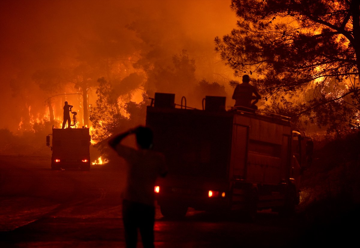 İzmir'in Buca ilçesindeki orman yangınına müdahale ediliyor