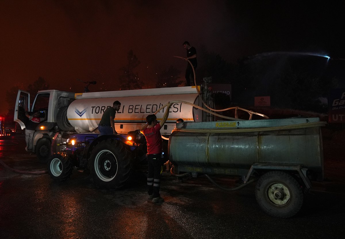 İzmir'in Buca ilçesindeki orman yangınına müdahale ediliyor