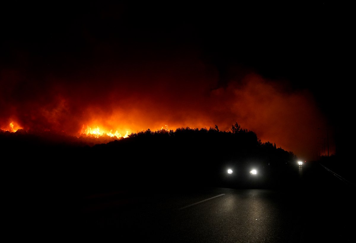 İzmir'in Buca ilçesindeki orman yangınına müdahale ediliyor