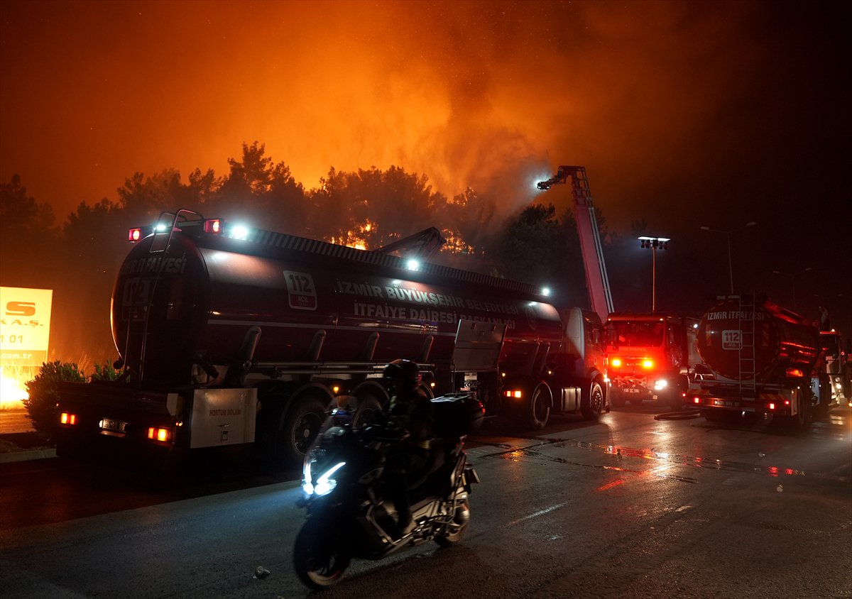 İzmir'in Buca ilçesindeki orman yangınına müdahale ediliyor