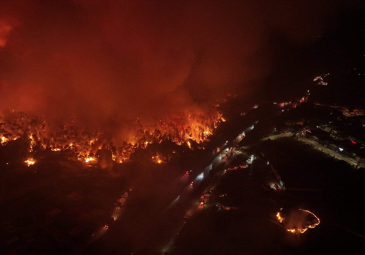 İzmir'in Buca ilçesindeki orman yangınına müdahale ediliyor