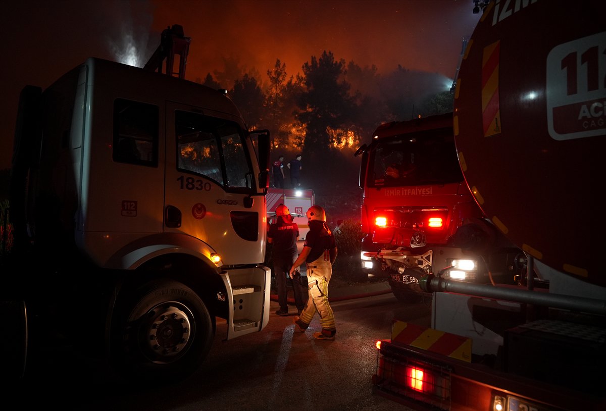 İzmir'in Buca ilçesindeki orman yangınına müdahale ediliyor