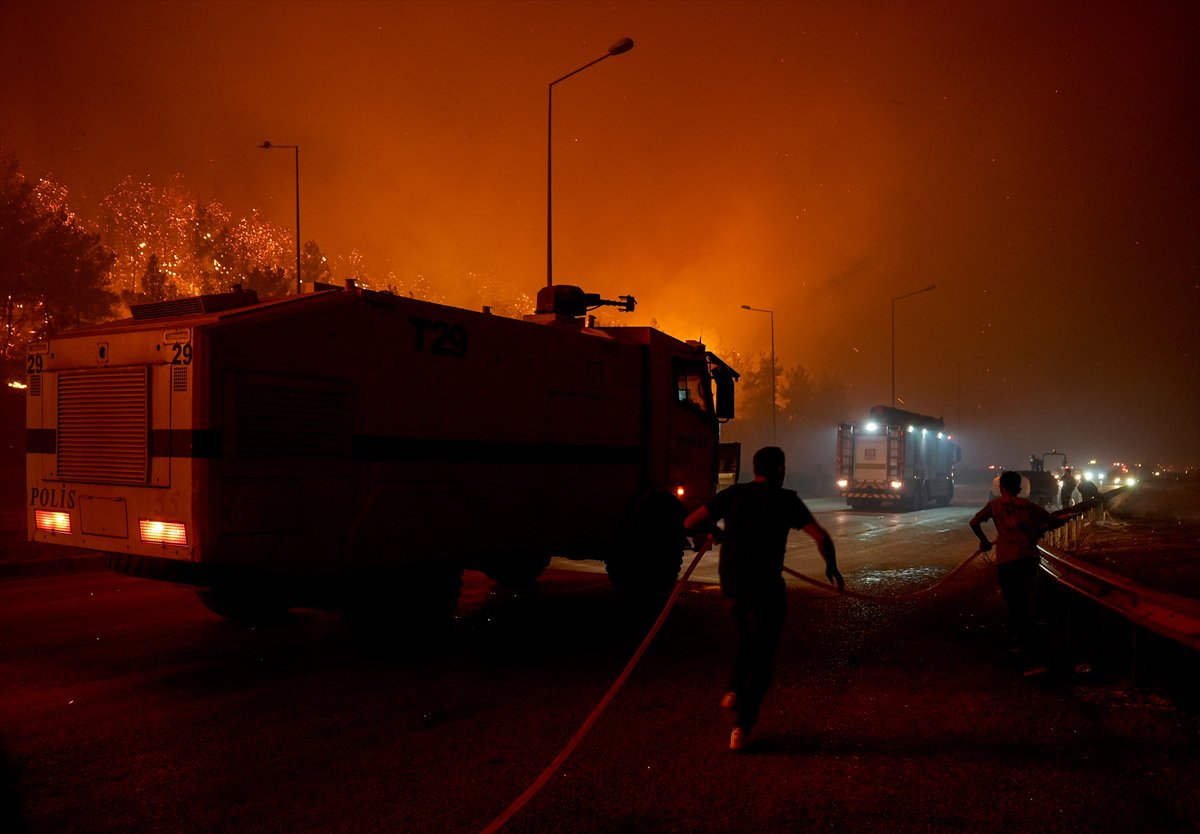 İzmir'in Buca ilçesindeki orman yangınına müdahale ediliyor