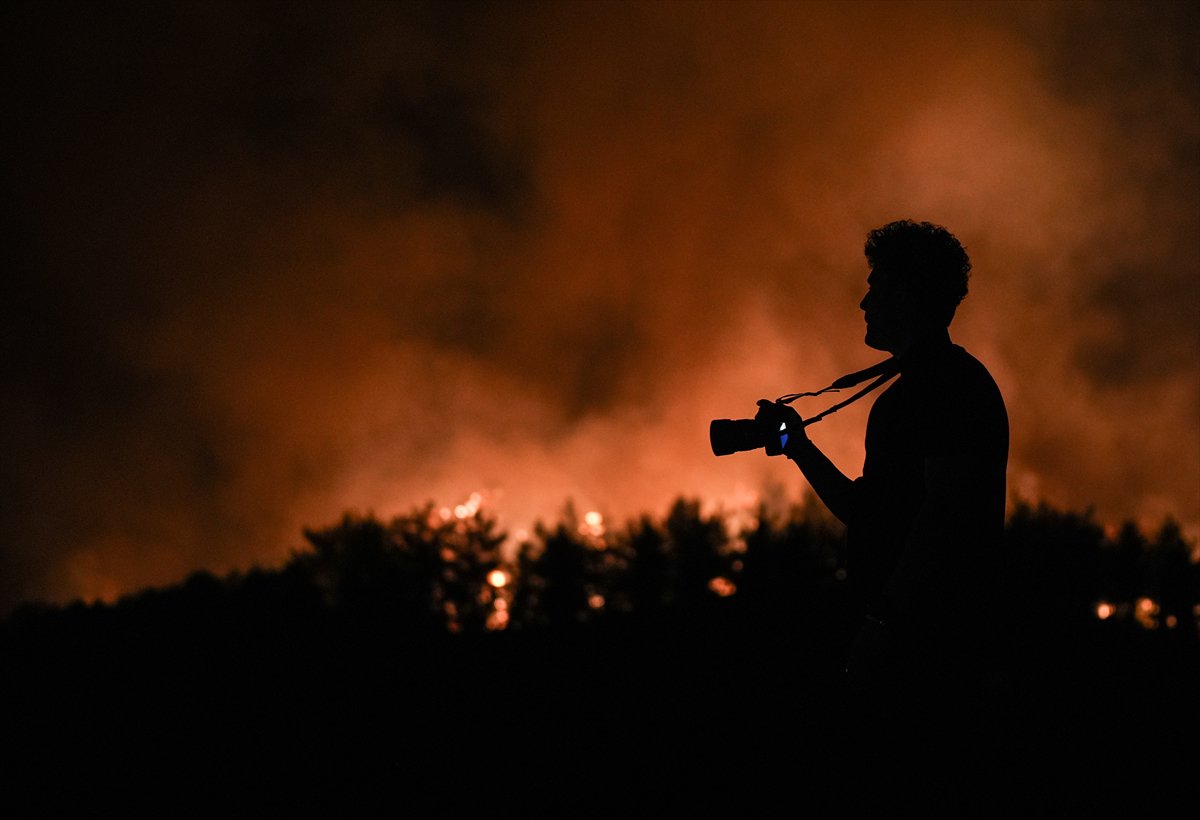 İzmir'in Buca ilçesindeki orman yangınına müdahale ediliyor