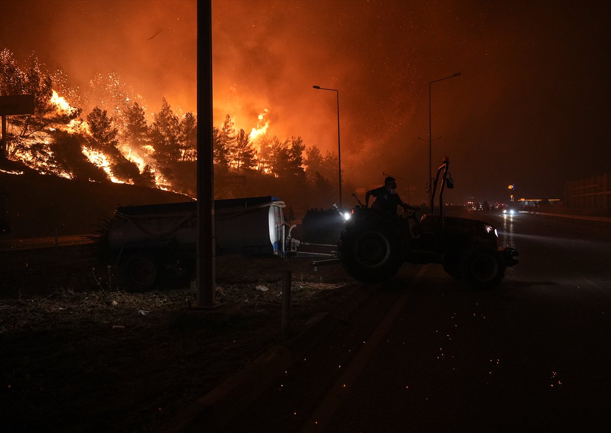 İzmir'in Buca ilçesindeki orman yangınına müdahale ediliyor