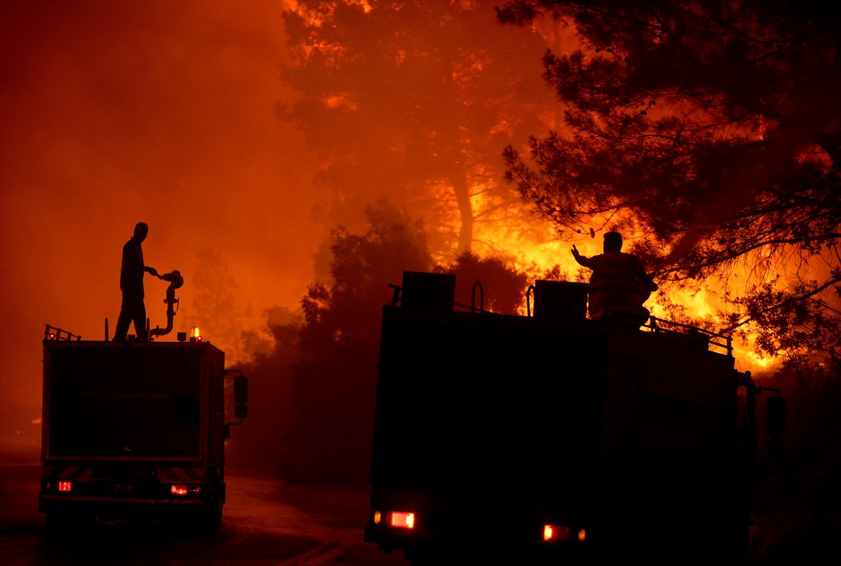 İzmir'in Buca ilçesindeki orman yangınına müdahale ediliyor