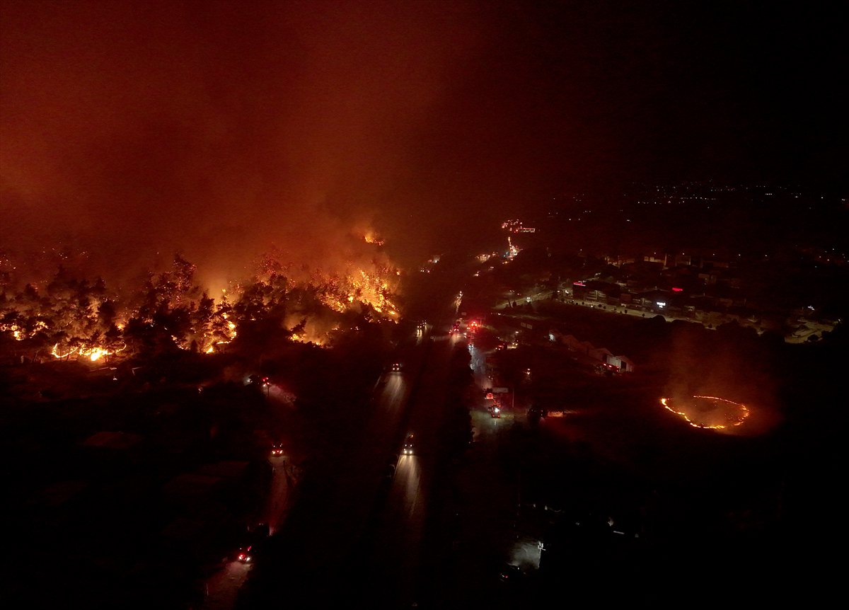 İzmir'in Buca ilçesindeki orman yangınına müdahale ediliyor