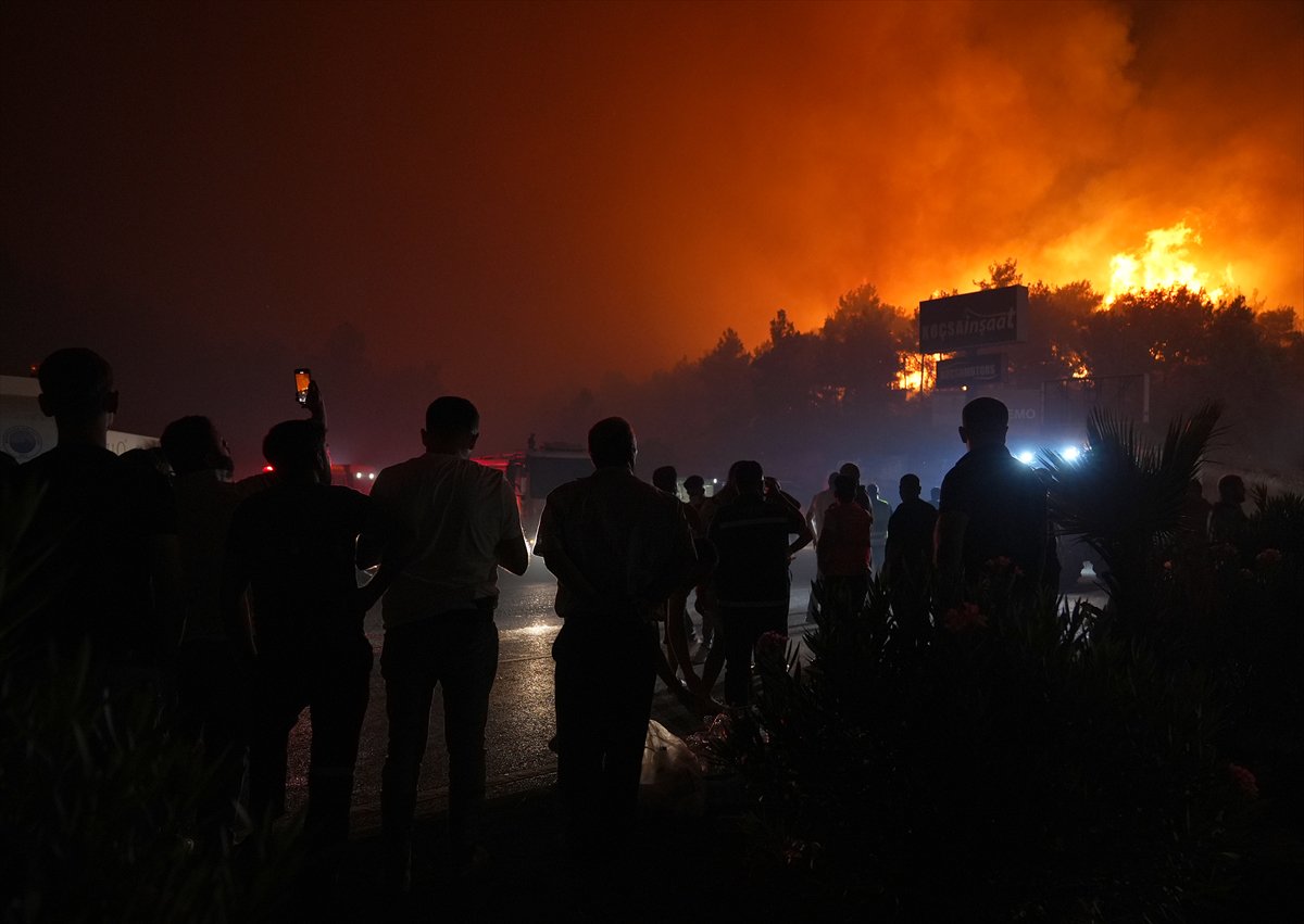 İzmir'in Buca ilçesindeki orman yangınına müdahale ediliyor