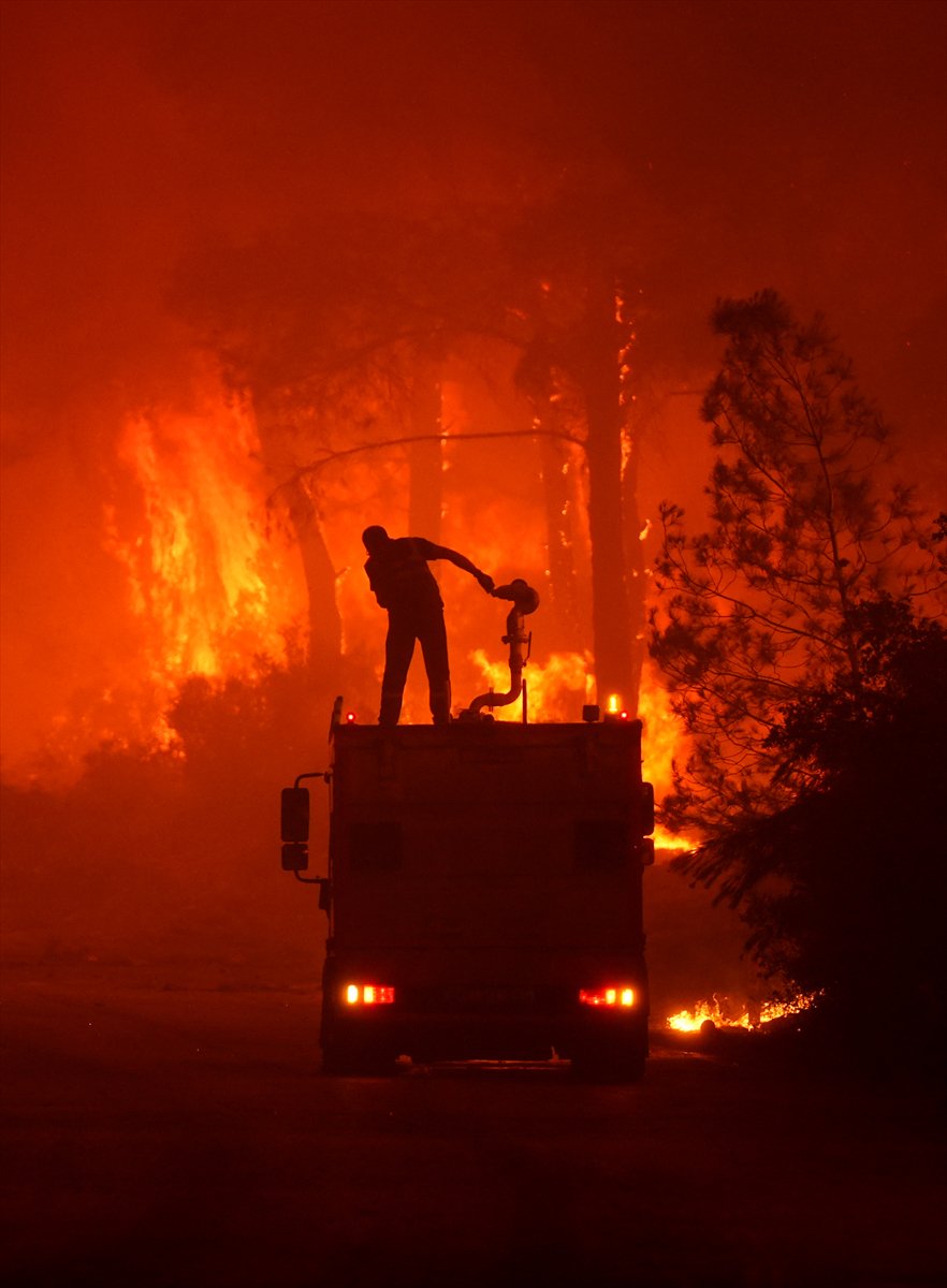 İzmir'in Buca ilçesindeki orman yangınına müdahale ediliyor