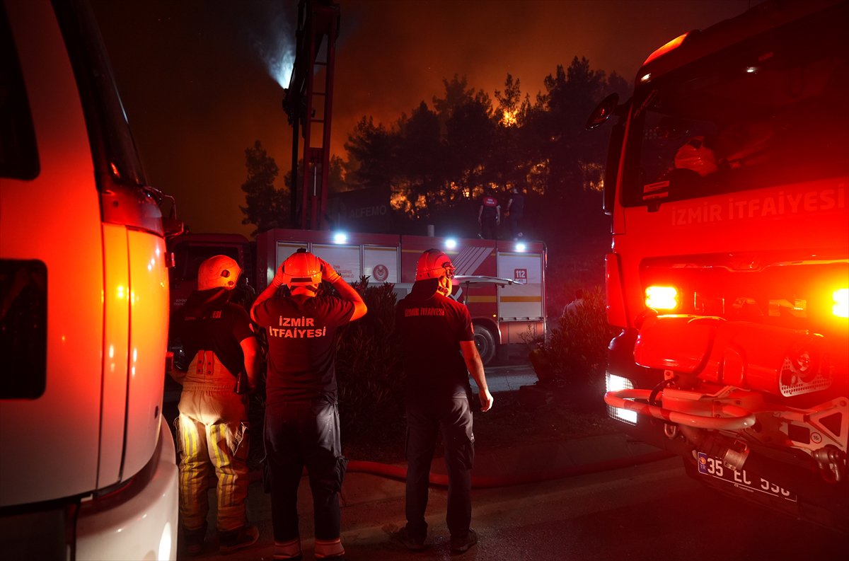 İzmir'in Buca ilçesindeki orman yangınına müdahale ediliyor