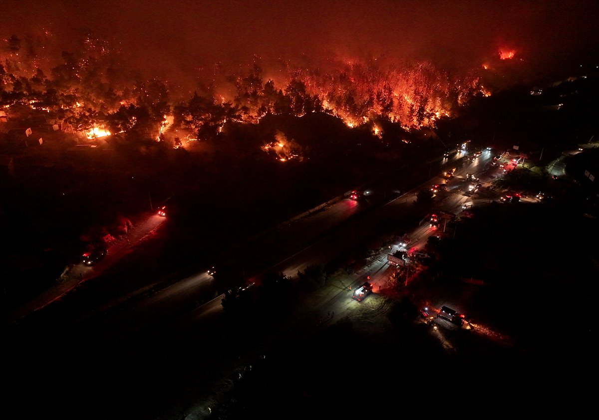 İzmir'in Buca ilçesindeki orman yangınına müdahale ediliyor