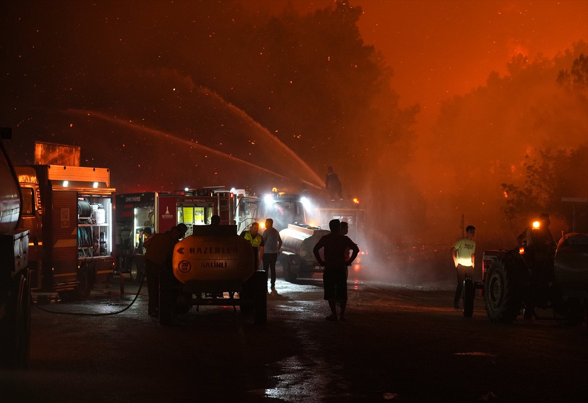 İzmir'in Buca ilçesindeki orman yangınına müdahale ediliyor