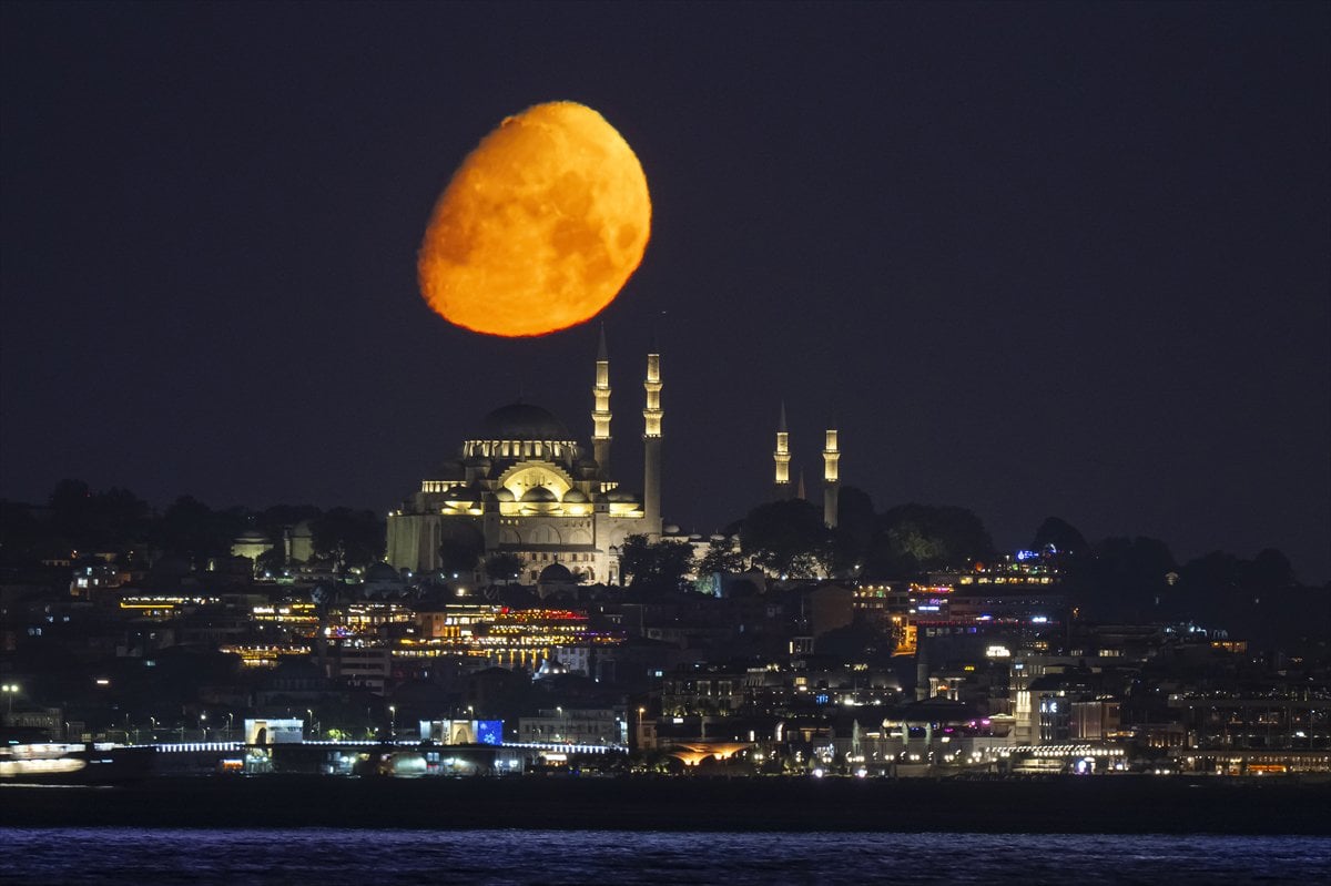 İstanbul semalarında büyüleyici buluşma: Ay, Süleymaniye ile aynı karede