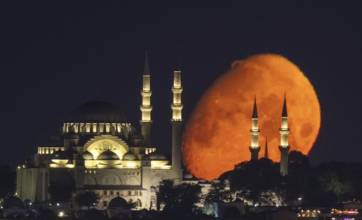 İstanbul semalarında büyüleyici buluşma: Ay, Süleymaniye ile aynı karede