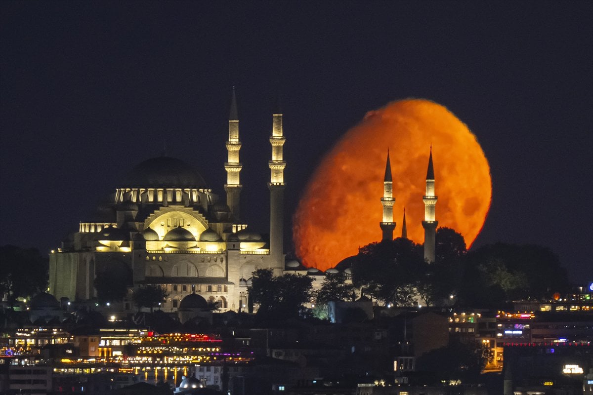 İstanbul semalarında büyüleyici buluşma: Ay, Süleymaniye ile aynı karede